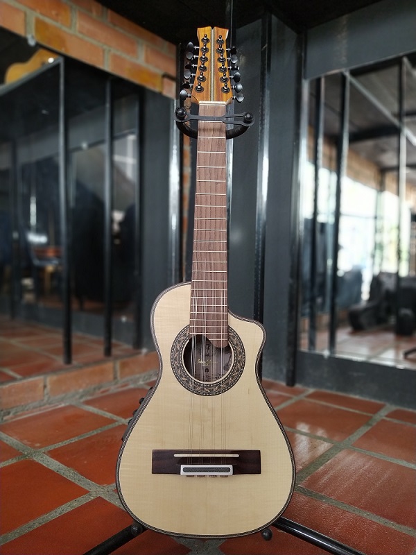 Requinto en arce alemán flameado