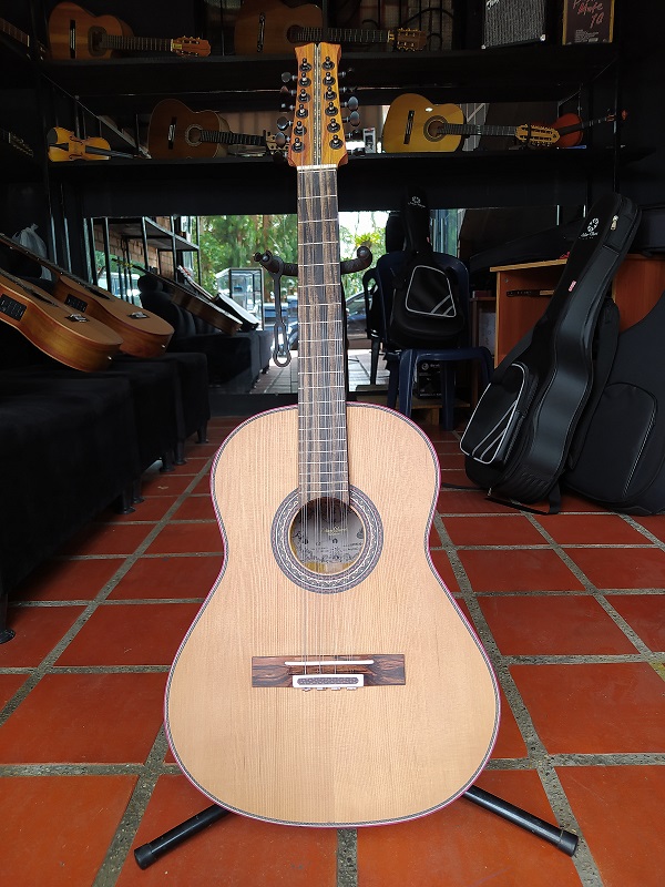 Tiple en cedro pino y hobo del luthier Julian Duarte